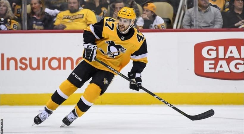 ഐസ് ഹോക്കി മത്സരത്തിനിടെ അമേരിക്കൻ താരത്തിന് ദാരുണാന്ത്യം