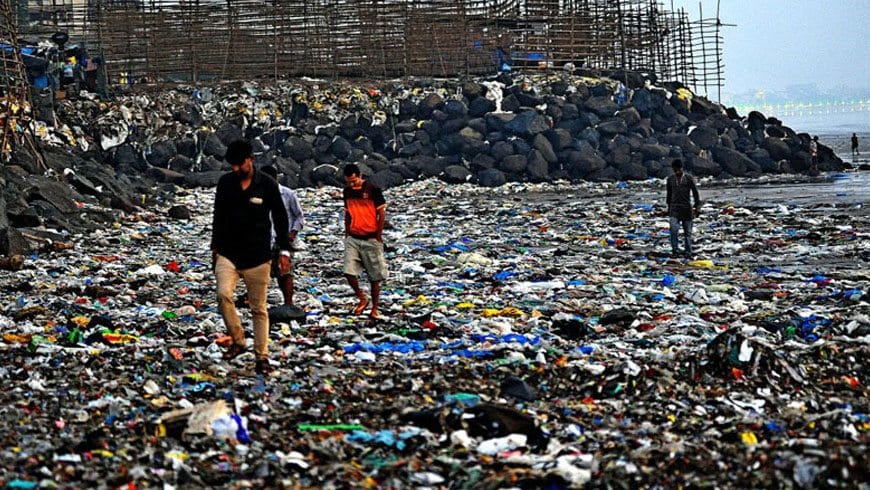 ഓഖി ചുഴലിക്കാറ്റു  മുംബൈ കടല്‍ത്തീരത്തു കൊണ്ട് തള്ളിയത് എണ്‍പതിനായിരം കിലോ പ്ലാസ്റ്റിക് മാലിന്യങ്ങള്‍