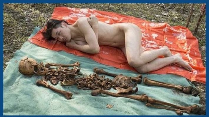 പിതാവിന്റെ  അസ്ഥികൾക്കൊപ്പംമുള്ള  യുവാവിന്റെ  ഫോട്ടോ ഷൂട്ട്  വൈറലാകുന്നു; വിമർശനവുമായി നിരവധിപേർ രംഗത്ത്