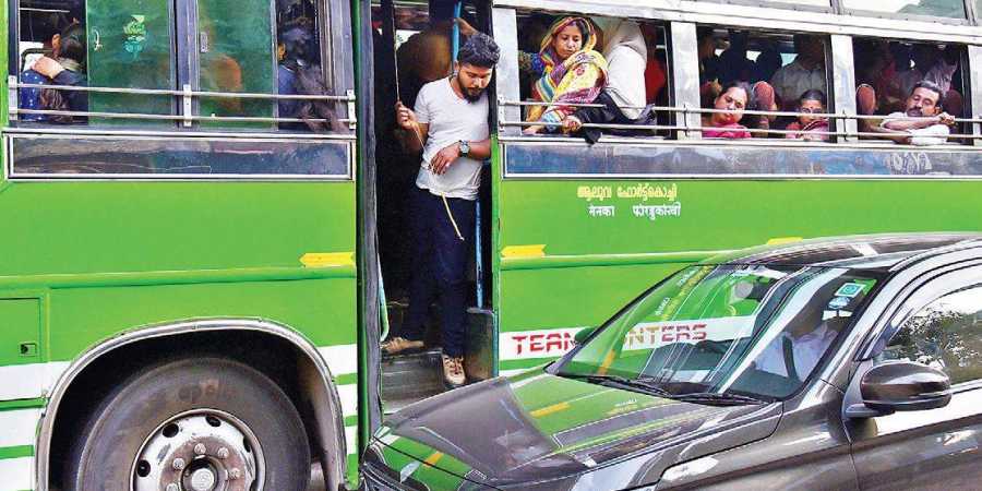 സ്വകാര്യ ബസുകള്‍ക്ക് വാതില്‍ നിര്‍ബന്ധം; മോട്ടോർ വാഹന വകുപ്പിന് ഹൈകോടതിയുടെ കർശന നിർദേശം