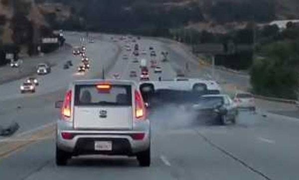 ഡ്രൈവിംഗിനിടയില്‍ പ്രതികാരം തീര്‍ക്കാന്‍ പോയി; പിന്നെ സംഭവിച്ചത് ഈ വീഡിയോ പറയും