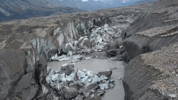 ഈ ഭൗമദിനത്തില്‍ കാനഡയിലെ  സ്‌ലിംസ് നദി മനുഷ്യന് നല്‍കുന്ന മുന്നറിയിപ്പ് കാണാതെ പോകരുത്; പ്രകൃതിചൂഷണം കാരണം നദി പൂര്‍ണമായും അപ്രത്യക്ഷമായി