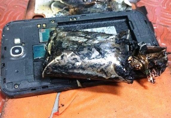 സിംഗപ്പൂരില്‍ നിന്ന് തിരിച്ച വിമാനത്തില്‍ യാത്രക്കാരന്‍റെ സാംസങ് ഫോണ്‍ പൊട്ടിത്തെറിച്ചു