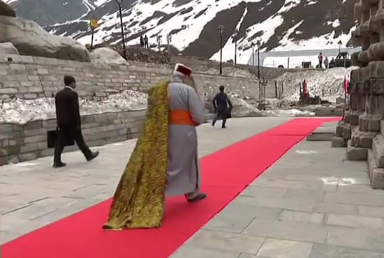 'കാനിലെ റെഡ് കാര്‍പെറ്റോ?'; എസ്‌പിജി സുരക്ഷയിൽ തപസ്സനുഷ്ഠിക്കാൻ‌ പോകുന്ന  മോദിക്കെതിരെ സോഷ്യൽ മീഡിയ ആക്രമണം