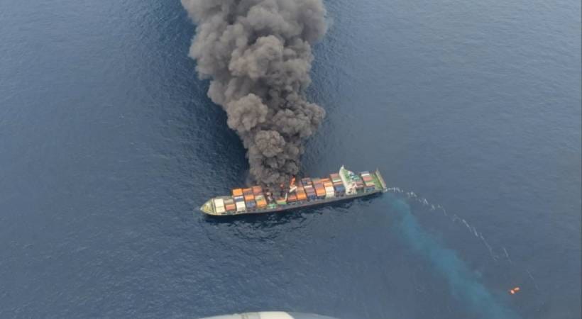 ബേപ്പൂർ- അഴീക്കൽ തുറമുഖങ്ങൾക്ക് സമീപം ഉൾക്കടലിൽ ചരക്കു കപ്പലിന് തീപിടിച്ചു; 20 കണ്ടെയ്നറുകൾ കടലിൽ പതിച്ചു