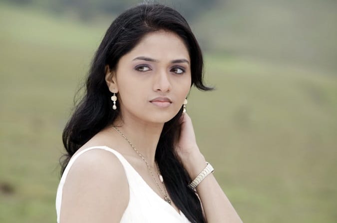 “I am madly in love with Jiiva…” reveals  actress Sunaina