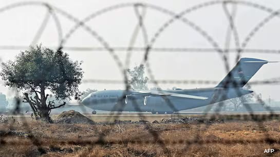 ‘കൈയില്‍ വിലങ്ങും കാലില്‍ ചങ്ങലയുമായി 40 മണിക്കൂര്‍; വാഷ്‌റൂമില്‍ പോകാനും ഭക്ഷണം കഴിക്കാനും ബുദ്ധിമുട്ടി’; അമേരിക്ക നാടുകടത്തിയ ഇന്ത്യക്കാര്‍