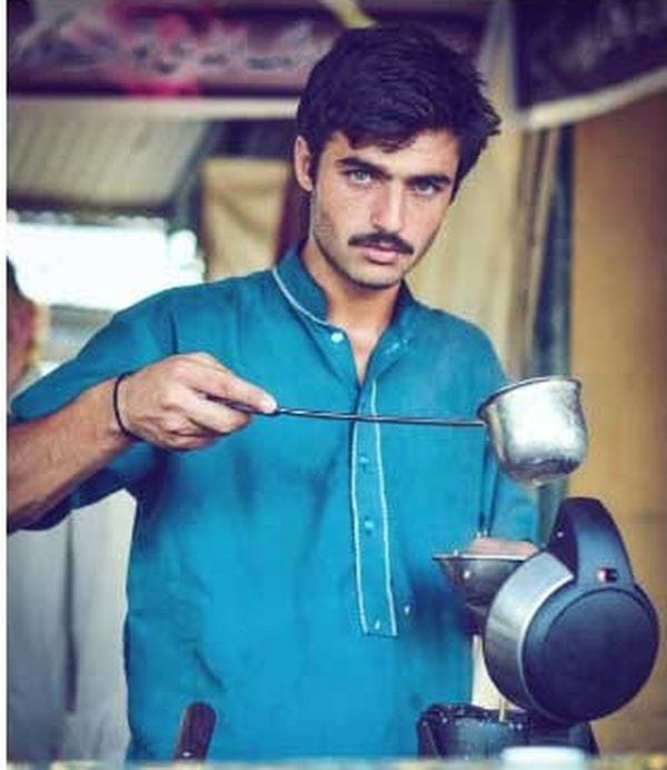 ഒരൊറ്റ ക്ലിക്ക് കൊണ്ട് ജീവിതം മാറിമറിഞ്ഞു;  നീലക്കണ്ണുള്ള ഈ പാക് ചായക്കടക്കാരന്‍ ഇനി സൂപ്പര്‍ മോഡല്‍