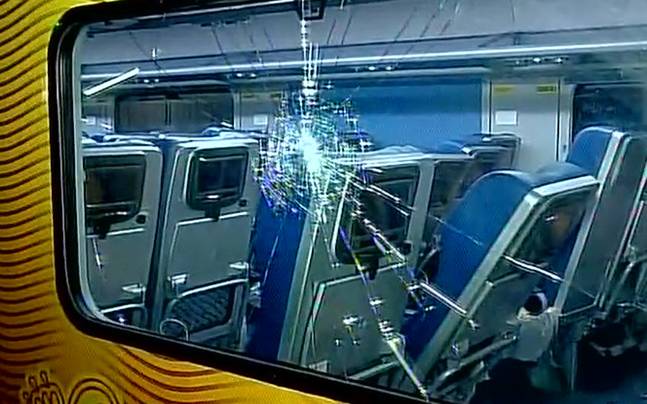 ഇങ്ങനെയൊക്കെ ചെയ്യാമോ?; ഇന്ത്യയുടെ അഭിമാനമായ തേജസ് എക്‌സ്പ്രസിന്റെ ആദ്യയാത്ര യാത്രക്കാര്‍ അവസാനയാത്രയാക്കി