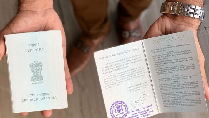 വിമാനത്താവളത്തില്‍ വെച്ച് ഉദ്യോഗസ്ഥന്‍ യാത്രക്കാരിയുടെ പാസ്പോര്‍ട്ട് കീറി; പരാതിയുമായി യുവതിയുടെ ഭർത്താവ്