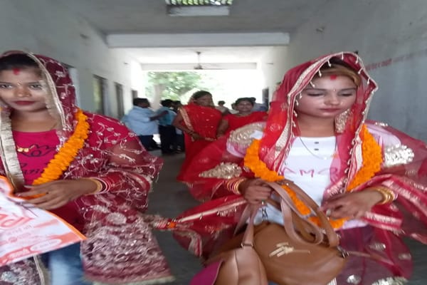 ബന്ധുക്കളുടെ എതിര്‍പ്പിനെ മറികടന്ന് അര്‍ധസഹോദരിമാര്‍ വിവാഹിതരായി