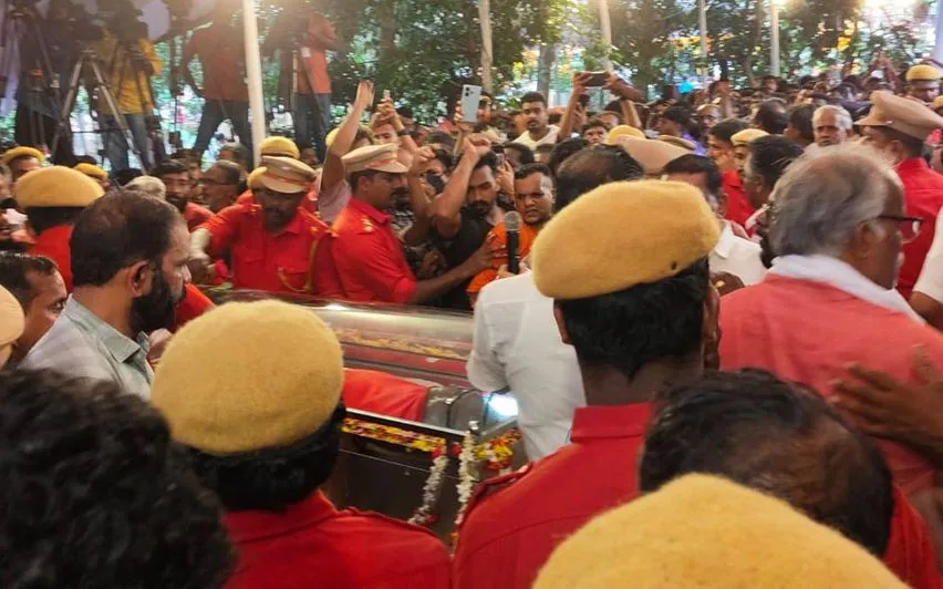 ഹൃദയംതൊട്ട് അന്ത്യാഭിവാദ്യം; ആലപ്പുഴയിലെ ബീച്ച് ഗ്രൗണ്ടില്‍ പൊതുദര്‍ശനം