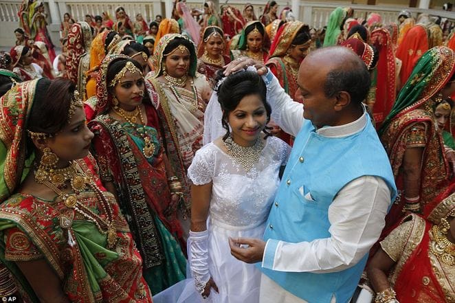 അച്ഛനില്ലാത്ത  251 പെണ്‍കുട്ടികളുടെ വിവാഹം ഒറ്റ ദിവസം നടത്തികൊടുത്ത്; മനസിന്റെ വലുപ്പം കൊണ്ട് വ്യത്യസ്തനാണ് മഹേഷ് സവാനി