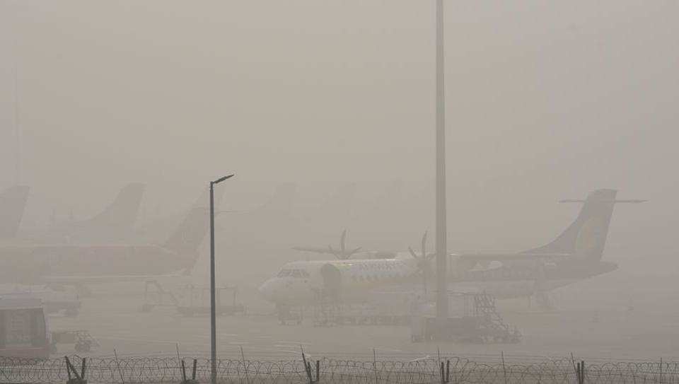 കനത്ത മൂടൽ മഞ്ഞ്;  ഡെൽഹിയിൽ വിമാന സർവീസുകൾ തടസപ്പെട്ടു