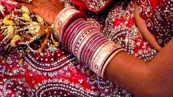 സ്ത്രീധനം നല്‍കിയത് 11 രൂപ, വന്നവര്‍ക്ക് ചായ മാത്രം; നോട്ട് നിരോധനത്തില്‍ വലഞ്ഞ കുടുംബം വിവാഹം നടത്തിയത് ഇങ്ങനെ ലളിതമായി