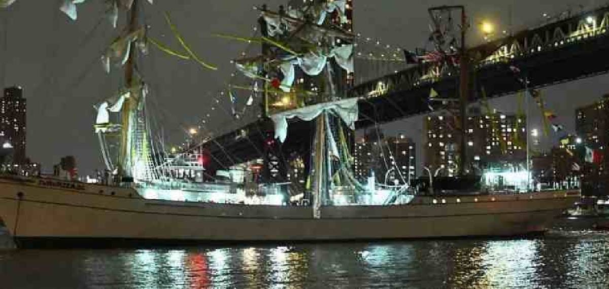 ബ്രൂക്ലിൻ പാലത്തിൽ മെക്സിക്കൻ നാവികസേനയുടെ കപ്പൽ ഇടിച്ച് അപകടം; 2 മരണം