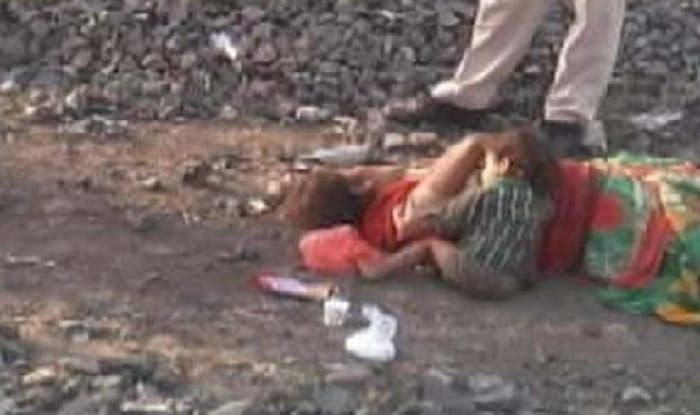 മരണം കൊണ്ട്പോയപ്പോഴും തന്റെ കുഞ്ഞിന്റെ വിശപ്പ്‌ മാറ്റിയ അമ്മ; ഈ ചങ്കുപൊട്ടുന്ന കാഴ്ച കണ്ടുനില്‍ക്കാനാവുമോ?