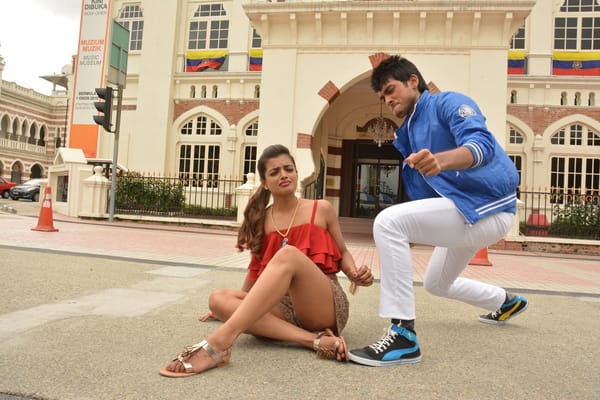 മീന്‍കുഴമ്പും മണ്‍പാനയും  ചിത്രീകരിച്ചത് മലേഷ്യയില്‍