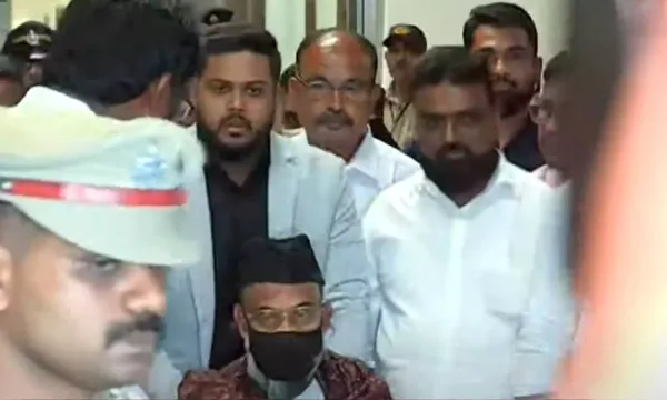 മഅദനി കേരളത്തിലെത്തി; അൻവാർശ്ശേരിയിൽ കനത്ത പൊലീസ്