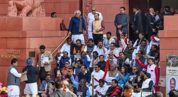 കൂട്ട സസ്പെൻഷൻ; ശശി തരൂർ ഉൾപ്പെടെ 49 എംപിമാർ കൂടി പുറത്ത്