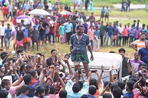 എന്തിനാണ് ആഷിക്ക് അബു വരെ ഇയാളെ ഹീറോ എന്നു വിളിക്കുന്നത്??