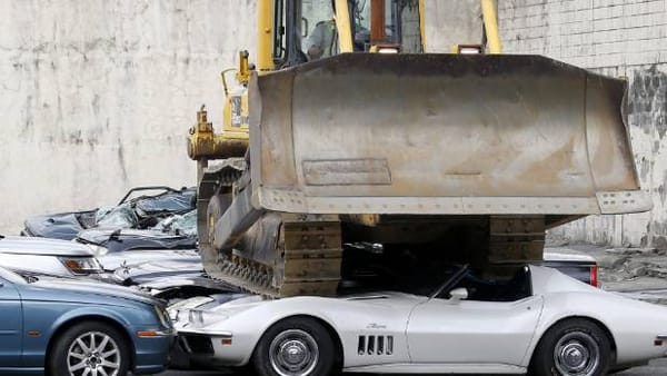 ഈ കാഴ്ച വാഹനപ്രേമികളുടെ ഹൃദയം തകര്‍ക്കും; ലംബോര്‍ഗിനി, പോര്‍ഷെ ഉള്‍പ്പെടെ 60 ആഡംബര കാറുകളും ബൈക്കുകളും തകര്‍ന്നു തരിപ്പണമായി