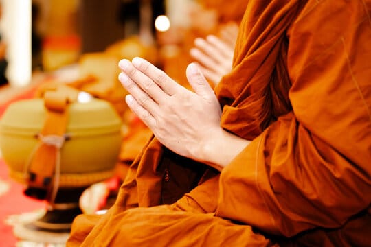 ബുദ്ധസന്യാസിമാരെ വശീകരിച്ച് തായ് യുവതി തട്ടിയെടുത്തത് നൂറ് കോടി