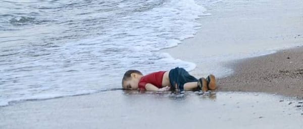 തീരത്ത് മണലിൽ മുത്തമിട്ടു കിടന്ന ആ കുഞ്ഞിന്റെ ചിത്രം ലോകത്തെ കരയിപ്പിച്ചു തുടങ്ങിയിട്ട് മൂന്ന് വര്ഷം; അയിലാന്‍ കുര്‍ദ്ദിയുടെ ഓര്‍മ്മകള്‍ക്ക് ഇന്ന് മൂന്നാണ്ട്