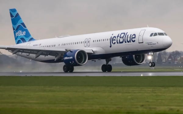 രൂക്ഷഗന്ധം; പരിശോധനയിൽ വിമാനത്തിന്‍റെ ലാൻഡിംഗ് ഗിയറിൽ 2 മൃതദേഹങ്ങൾ !!