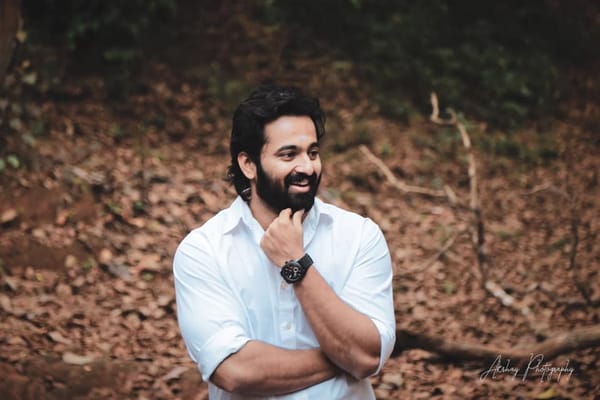 സണ്ണിയെ പോലെ മുന്നറിയിപ്പില്ലാതെ കെട്ടിയാൽ, ഉണ്ണി മുകുന്ദന്റെ  5 തലമുറയെ പ്രാകി നശിപ്പിക്കുമെന്ന് ആരാധിക; മറുപടിയുമായി ഉണ്ണിമുകുന്ദന്‍