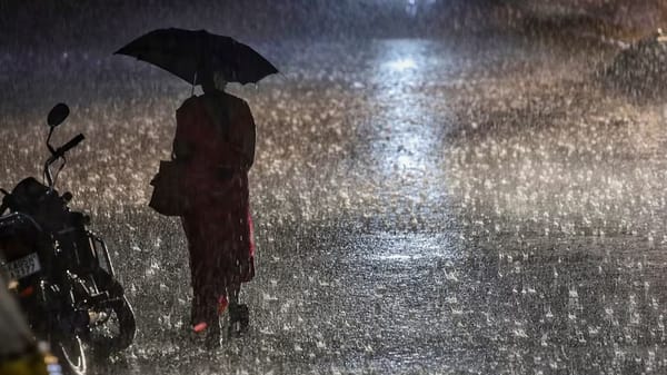 മഴ അതിതീവ്രമാകുന്നു, മൂന്ന് ജില്ലകളിൽ റെഡ് അലർട്ട്; പ്രളയസാധ്യതാ മുന്നറിയിപ്പ്