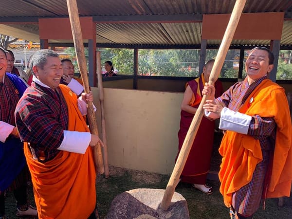 ഒരേ ഉരലില്‍ നെല്ലിടിക്കുന്ന പ്രധാനമന്ത്രിയും പ്രതിപക്ഷനേതാവും..!