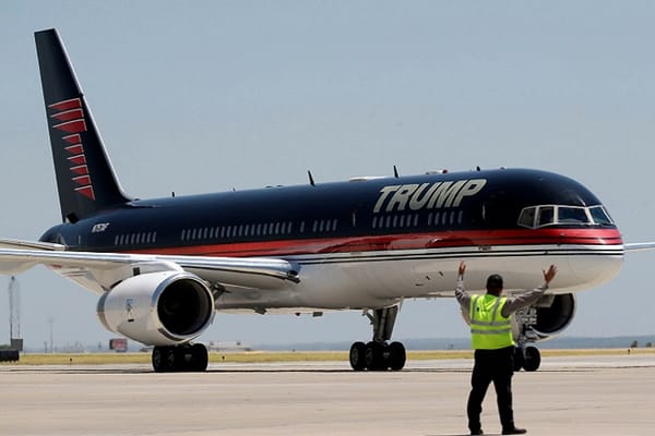 അമേരിക്കന്‍ പ്രസിഡന്റ് ഡൊണാള്‍ഡ് ട്രംപിന്റെ പറക്കുന്ന സ്വര്‍ണ്ണകൊട്ടാരം കണ്ടിട്ടുണ്ടോ; വീഡിയോ