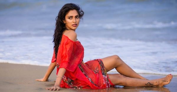 ബീച്ച്  സൈഡിൽ ഹോട്ട് ലുക്കിൽ അമല പോൾ; ചിത്രങ്ങൾ വൈറൽ