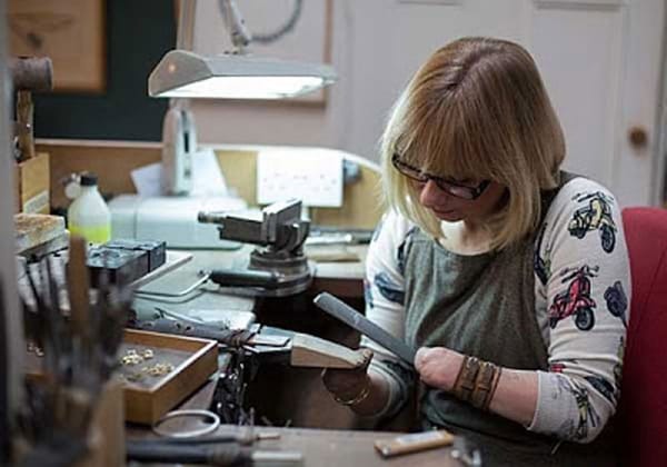 ഇരുകൈകളുമില്ലെങ്കിലും അന്നെറ്റ് നിര്‍മ്മിച്ച അപൂര്‍വ്വ തരം ആഭരണങ്ങള്‍ ഒന്ന് കണ്ടു നോക്കൂ