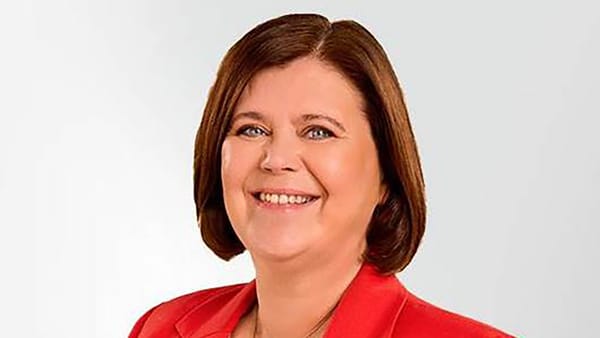 15-കാരനുമായി ബന്ധം, കുഞ്ഞിന് ജന്മംനൽകി; 30 വർഷത്തിനുശേഷം വെളിപ്പെടുത്തി ഐസ്‌ലൻഡ് മന്ത്രി, രാജിവെച്ചു