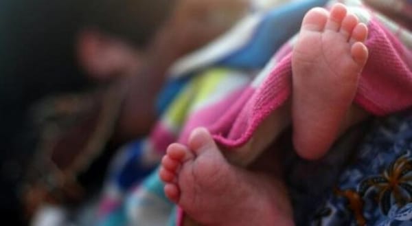 വയനാട്ടില്‍ ആദിവാസി ദമ്പതികളുടെ കുഞ്ഞ് മരിച്ച സംഭവം: ഡോക്ടറെ പിരിച്ചുവിട്ടു