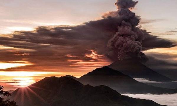 ബാലിയില്‍ അഗ്നിപര്‍വത സ്‌ഫോടന മുന്നറിയിപ്പുമായി ഇന്തോനേഷ്യ, 445 വിമാനങ്ങള്‍ റദ്ദാക്കി