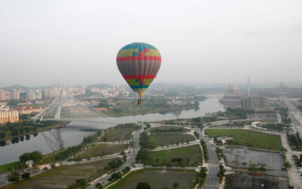 ബലൂണ്‍ അഡ്വഞ്ചര്‍: മലേഷ്യന്‍ സഞ്ചാരികള്‍ക്ക് സാഹസികതയുടെ പുതിയ ലോകം