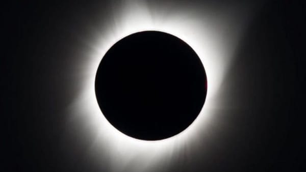 ബ്ലൂമൂണും ബ്ലഡ്മൂണും അല്ല ഇതാ ബ്ലാക്ക്മൂണ്‍ വരുന്നു