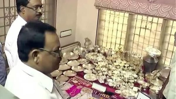 14 വീടുകള്‍ ,ഒരു മുറി നിറയെ വെള്ളി, ഒരു കിലോഗ്രാം സ്വര്‍ണം, പണമായി 25 ലക്ഷം; ഒരു പാവം സര്‍ക്കാര്‍ ഉദ്യോഗസ്ഥന്റെ ആകെ 'സമ്പാദ്യം '