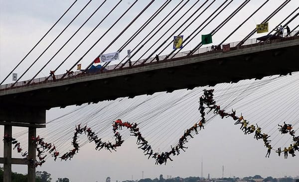 മുപ്പത് മീറ്റര്‍ ഉയരമുള്ള പാലത്തില്‍ നിന്നും 245 പേര്‍ താഴേക്കു ചാടി; പക്ഷെ ആത്മഹത്യയല്ല; പിന്നെയോ?