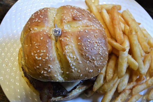 വാലന്‍റൈന്‍സ് ദിനത്തില്‍ സമ്മാനിക്കാം വേറിട്ടൊരു പ്രണയ സമ്മാനം: രണ്ട് ലക്ഷം രൂപയുടെ ബര്‍ഗര്‍