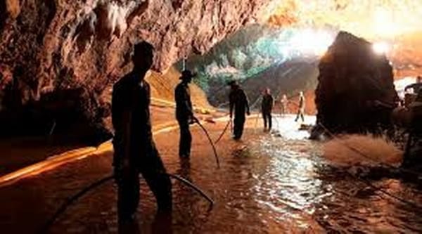 ഒടുവില്‍ ആ ആറുപേര്‍ പുറംലോകം കണ്ടു; തായ്‌ലന്റിലെ ഗുഹയില്‍ കുടുങ്ങിയ ആറു കുട്ടികളെ പുറത്തെത്തിച്ചു; രക്ഷാപ്രവര്‍ത്തനം തുടരുന്നു