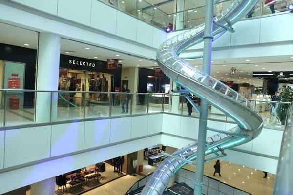 ഈ മാളിൽ നാലാം നിലയിൽ നിന്ന് ഊർന്നിറങ്ങാം, സ്ലൈഡറിൽ!