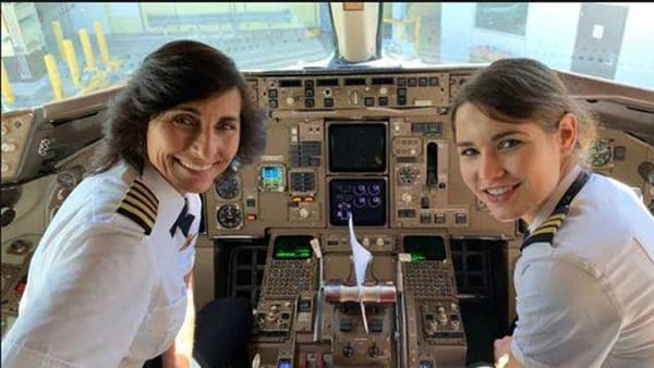 പൈലറ്റായ അമ്മ, സഹ പൈലറ്റായി മകൾ; ഇത് അപൂർവങ്ങളിൽ അപൂർവ്വം