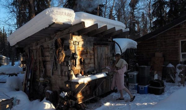 പതിനെട്ടു വര്‍ഷമായി മൈനസ് 65 ഡിഗ്രി താപനിലയുള്ള അലാസ്കയില്‍ ഒറ്റപെട്ടു കഴിയുന്ന കുടുംബം; ഇവര്‍ക്ക് മറ്റൊരു മനുഷ്യനെ കാണണമെങ്കില്‍ നൂറുകണക്കിന് മൈല്‍ സഞ്ചരിക്കണം