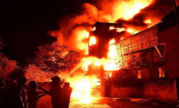 മണ്‍വിള ഫാമിലി പ്ലാസ്റ്റിക്കിലെ രണ്ടു ജീവനക്കാർ പൊലീസ് കസ്റ്റഡിയിൽ; അട്ടിമറിയെന്നു സൂചന