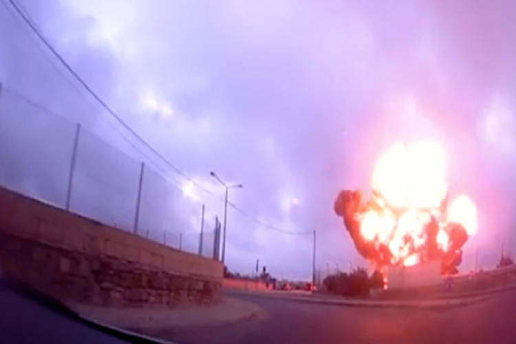 വിമാനം പൊട്ടിത്തെറിക്കുന്ന ദൃശ്യം കാറിലെ ഡാഷ്‌ബോര്‍ഡ് ക്യാമറയില്‍ യാദൃശ്ചികമായി പതിഞ്ഞപ്പോള്‍