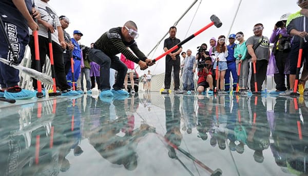 വ്യത്യസ്ത സാഹസികാനുഭവം സമ്മാനിച്ച ചൈനയിലെ ചില്ലുപാലങ്ങൾ അടച്ചു പൂട്ടാനൊരുങ്ങുന്നു